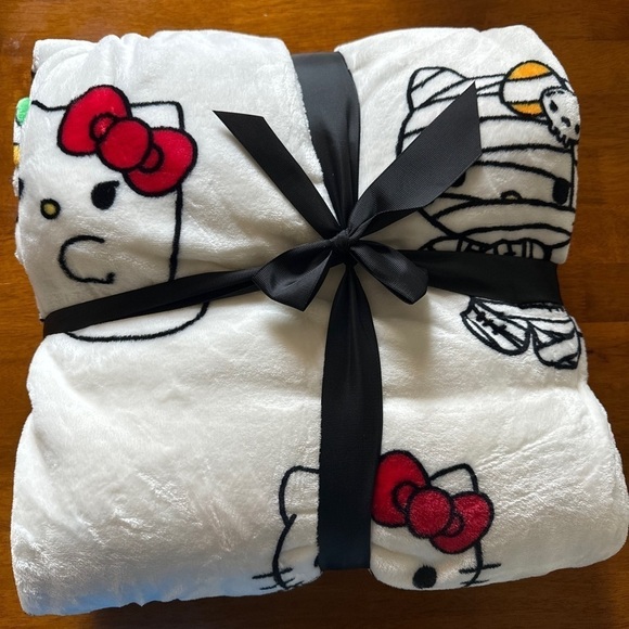 NWT HELLO KITTY MUMMY GHOST JACK-O-LANTERN WITCH TWIN SIZE HALLOWEEN BLANKET - Picture 2 of 5